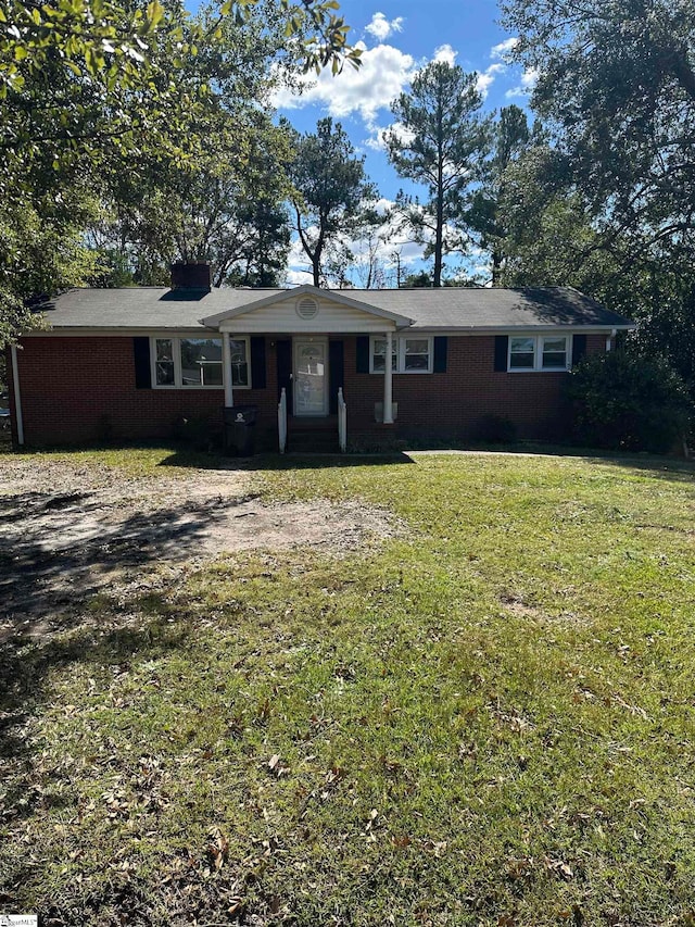 single story home with a front lawn