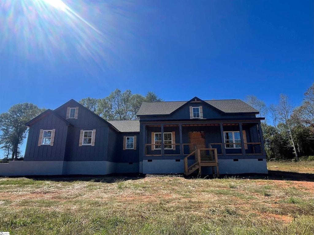 view of front of property featuring a front yard