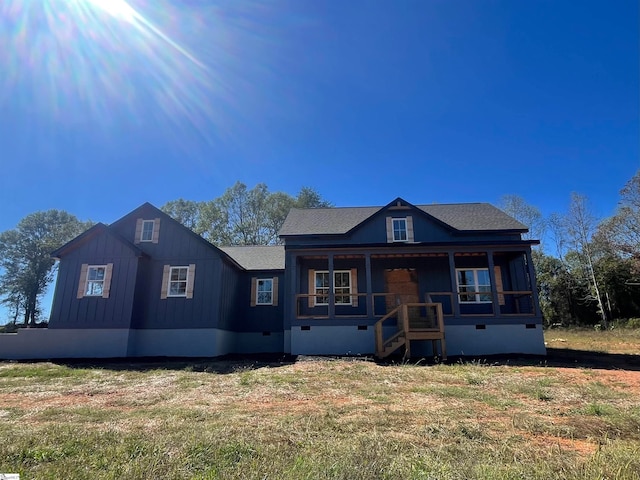 view of front of property featuring a front yard