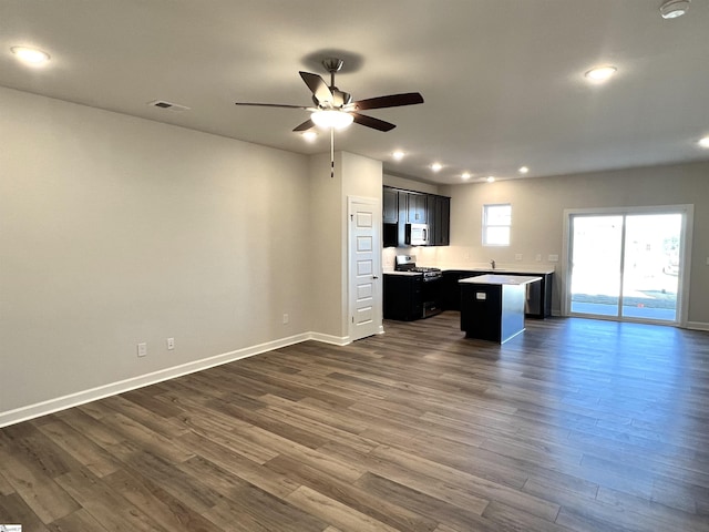 interior space with visible vents, baseboards, ceiling fan, dark wood-type flooring, and recessed lighting