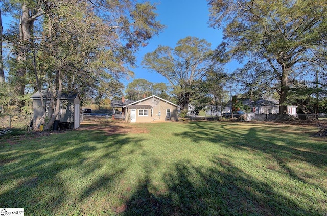 view of yard featuring an outdoor structure