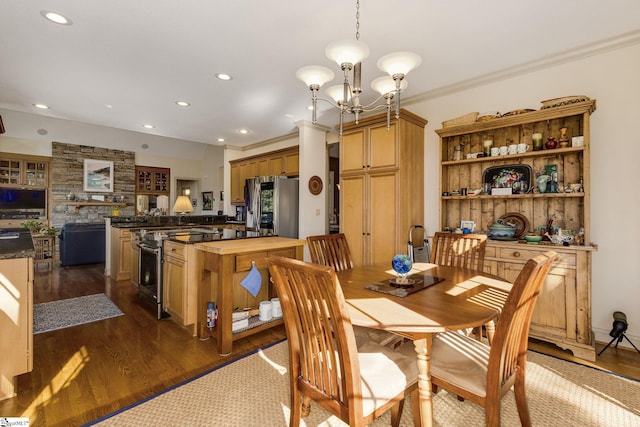 dining area featuring ornamental molding, dark hardwood / wood-style floors, and a chandelier