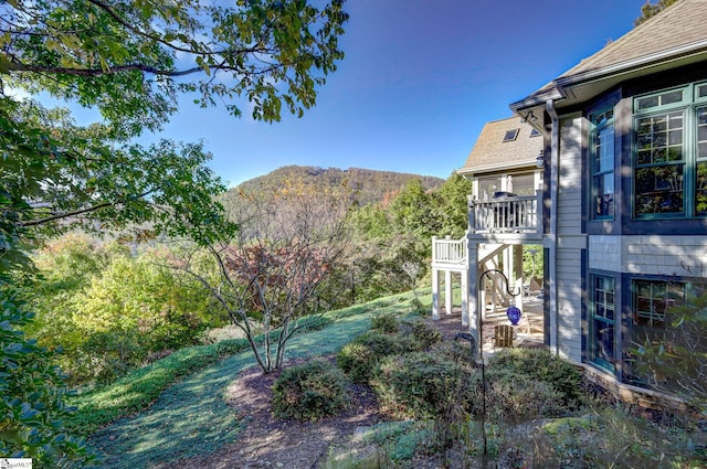 view of yard featuring a mountain view