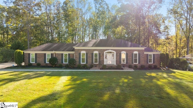 view of front of property featuring a front yard