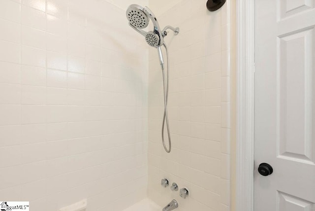 bathroom featuring tiled shower / bath combo