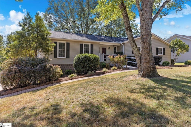 ranch-style house featuring a front yard