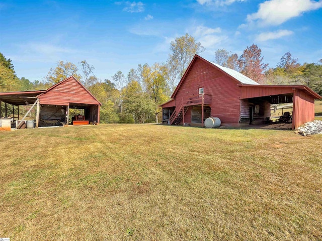 view of yard featuring an outdoor structure