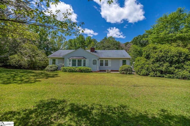 view of front of home featuring a front yard