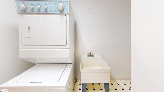 laundry area with sink and stacked washer and clothes dryer