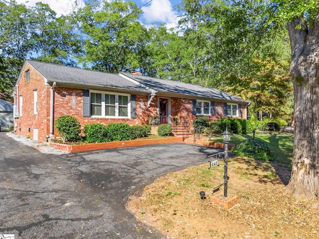 248 Greengate Ln, Spartanburg, SC 29307 - single story home with aphalt driveway and brick siding