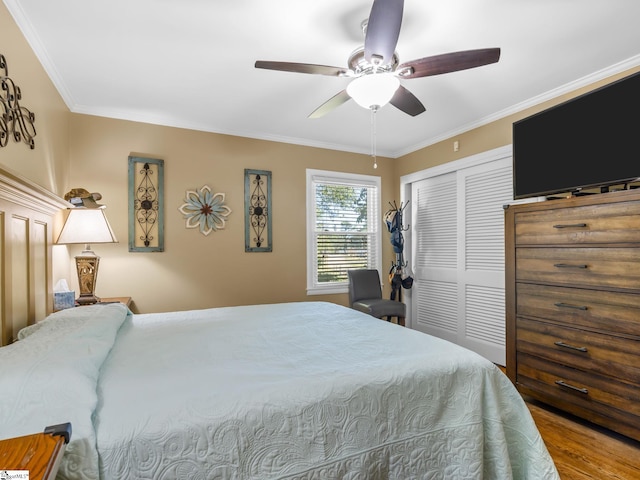 bedroom with a closet, ceiling fan, crown molding, and wood-type flooring