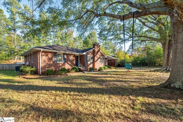 view of front of home featuring a front yard