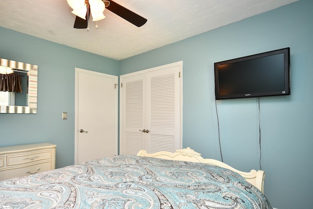 bedroom featuring a closet, a textured ceiling, and ceiling fan