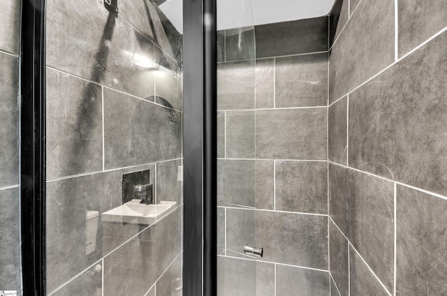 details featuring a tile shower