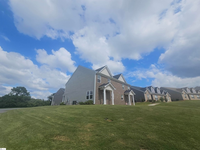 view of front of home featuring a front yard