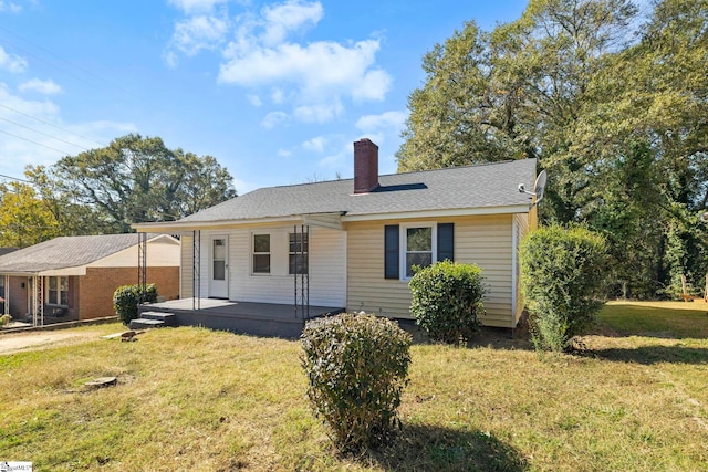 view of front of home featuring a front yard