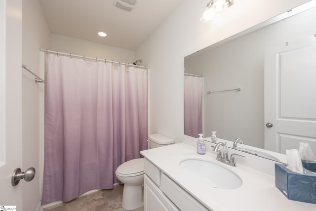 bathroom with toilet, a shower with curtain, and vanity