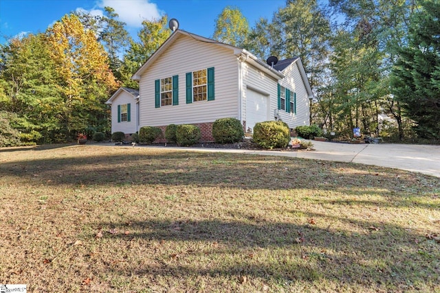 view of front of property with a front lawn