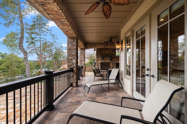 balcony featuring ceiling fan