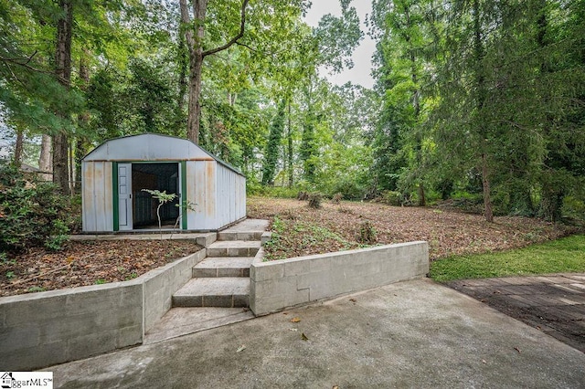 view of yard with a storage shed