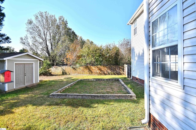 view of yard featuring a storage unit