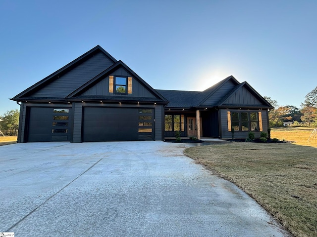 view of front of property featuring a front lawn and a garage