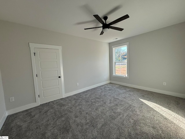 carpeted empty room featuring ceiling fan