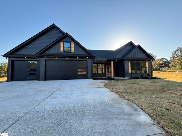 view of front of house featuring a front lawn