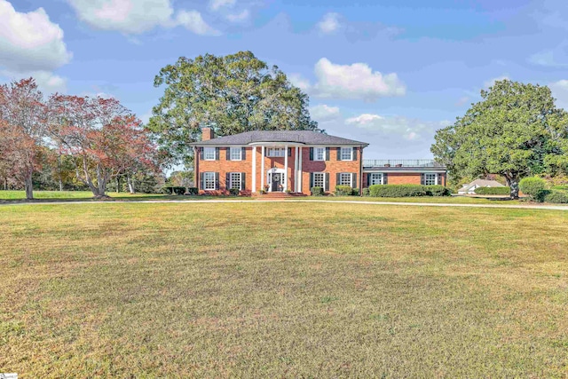 view of front facade with a front yard