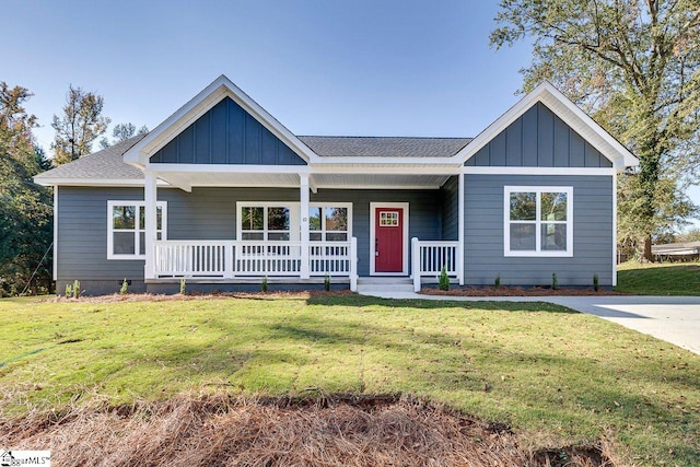 view of front facade featuring a front yard and a porch