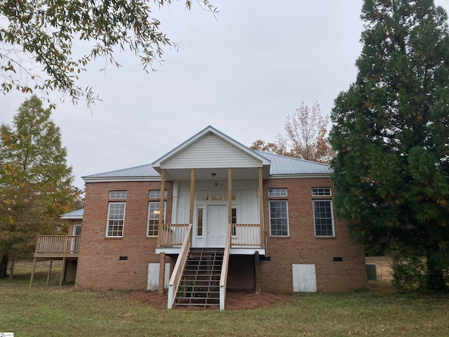 view of front of property featuring a porch and a front lawn