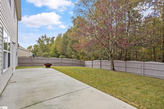 view of yard featuring a patio area