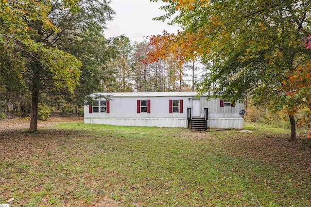 manufactured / mobile home with a front yard