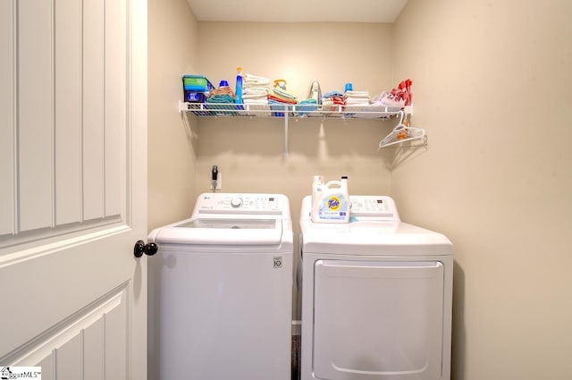 washroom featuring washing machine and clothes dryer