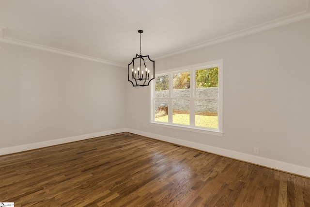 unfurnished room featuring ornamental molding, dark wood-style flooring, a chandelier, and baseboards