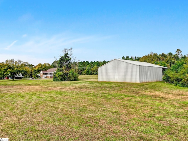 view of yard featuring an outdoor structure