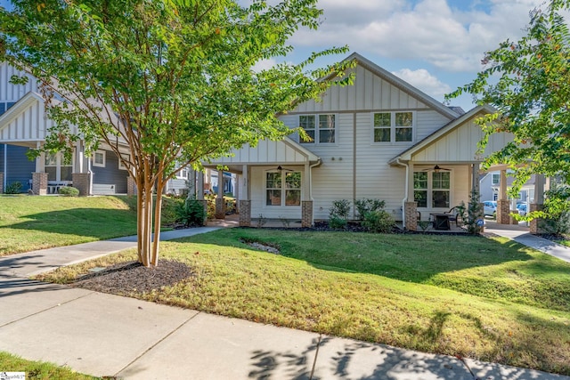 craftsman inspired home featuring a front lawn