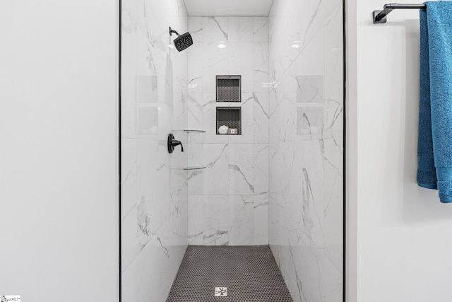 bathroom featuring tiled shower