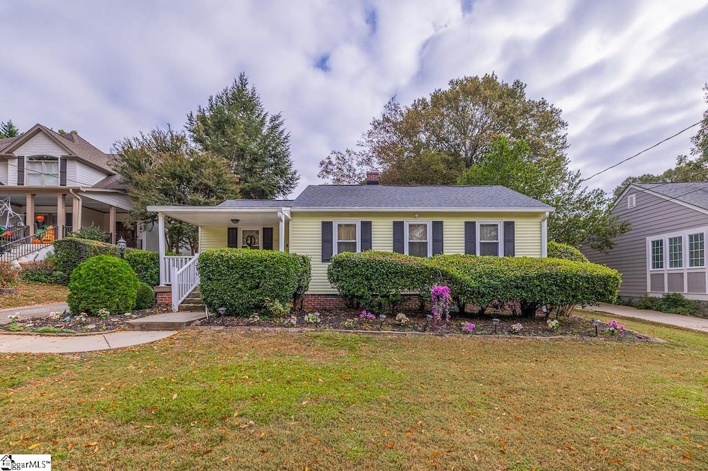 view of front facade featuring a porch and a front yard