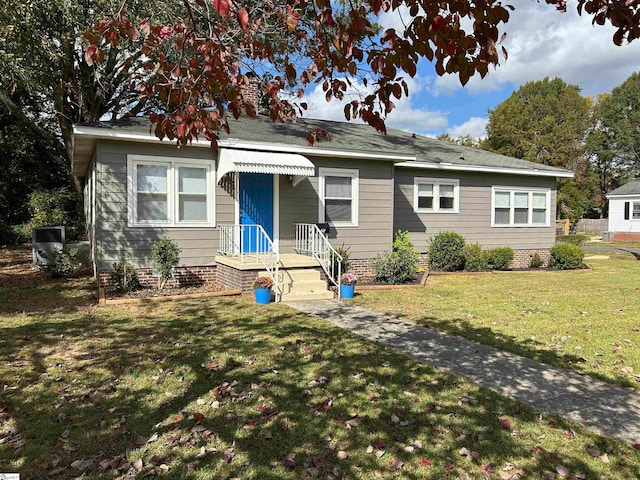 view of front facade featuring a front lawn