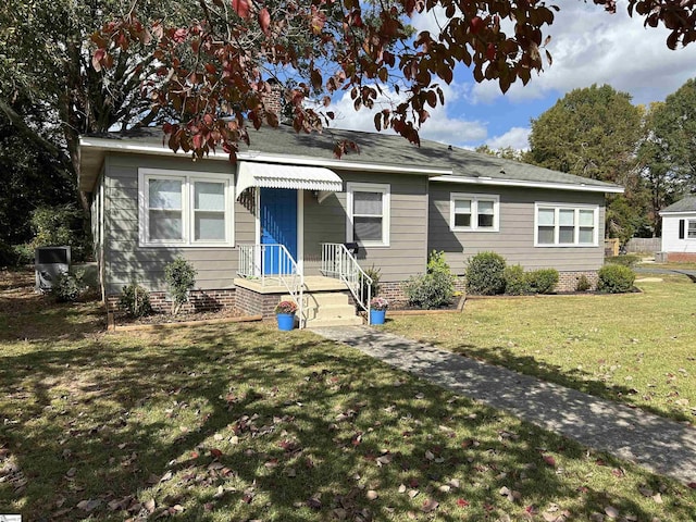 611 Shands St, Clinton, SC 29325 - bungalow-style home with a front lawn