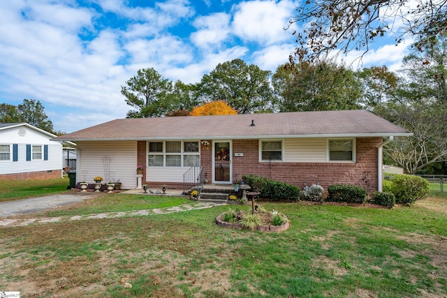 single story home featuring a front yard