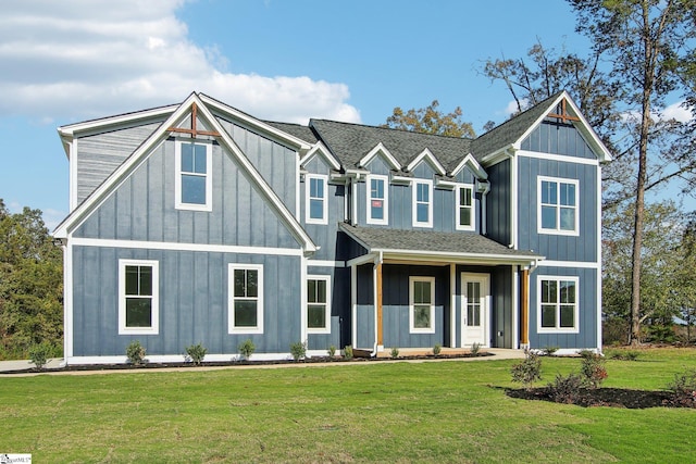 view of front facade featuring a front lawn