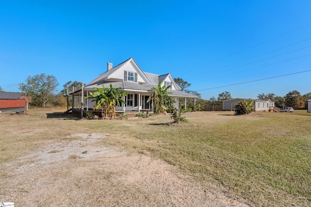 view of front facade featuring a front yard and covered porch