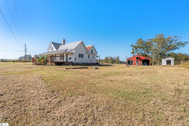 view of yard with a storage shed