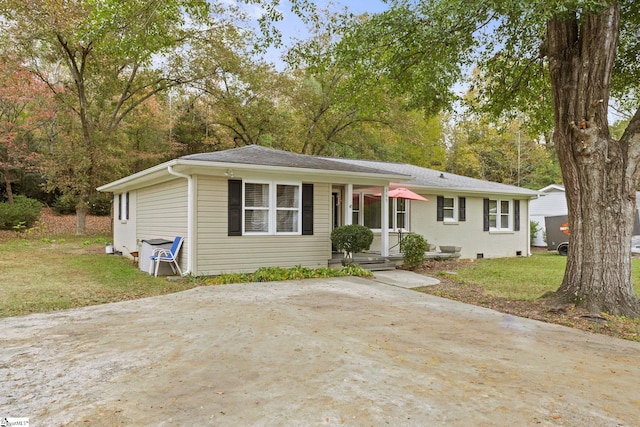 view of front of house with a front lawn