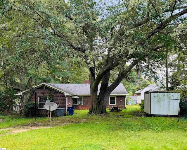 view of yard featuring a shed