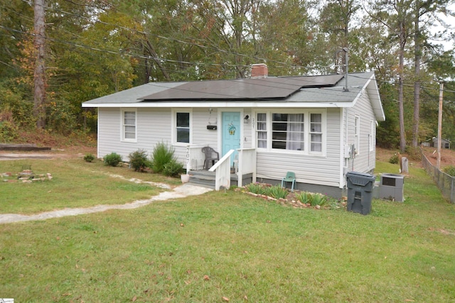 view of front facade featuring a front yard and cooling unit