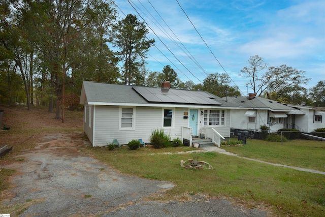 view of front of home featuring a front lawn