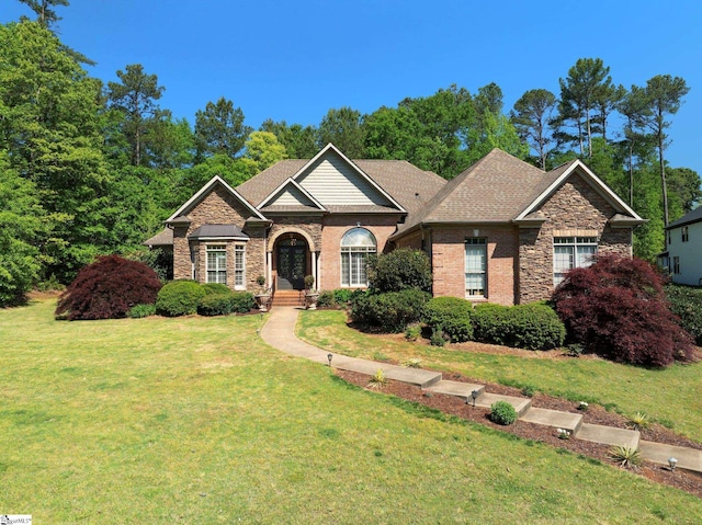 view of front facade featuring a front yard